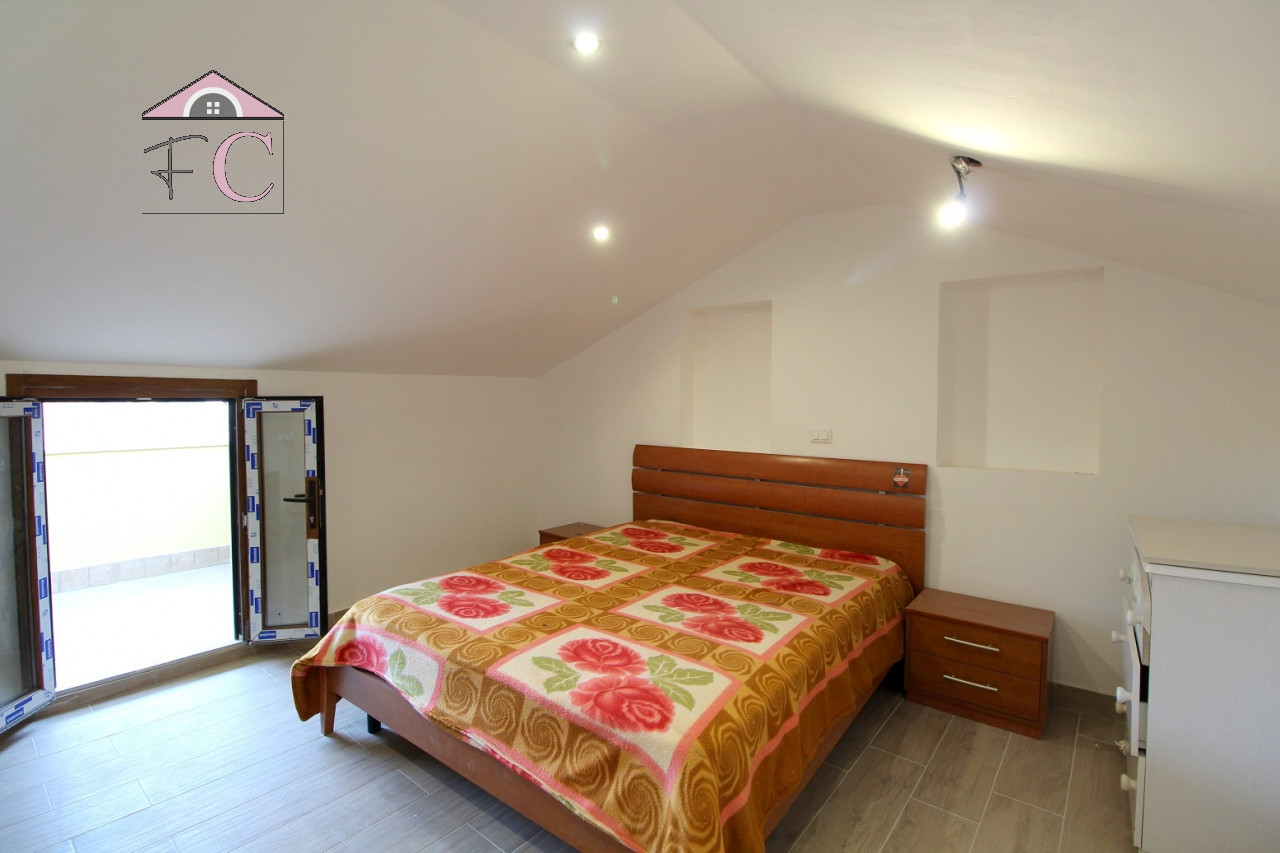 duplex ristrutturato con balconi e posto auto 13.jpg